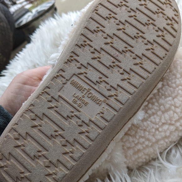 NWOT Minnetonka Cream Color Slippers Size Large 8-9 - Picture 5 of 5